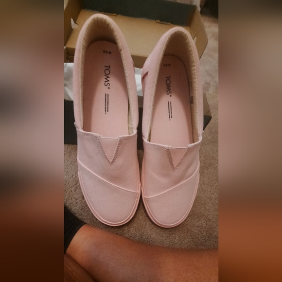 Toms - Picture 2 of 3